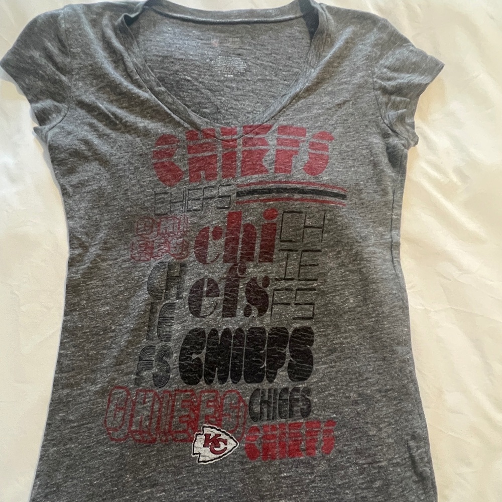 KC CHIEFS Gray Short Sleeve T-Shirt! Size Med(fits Small)